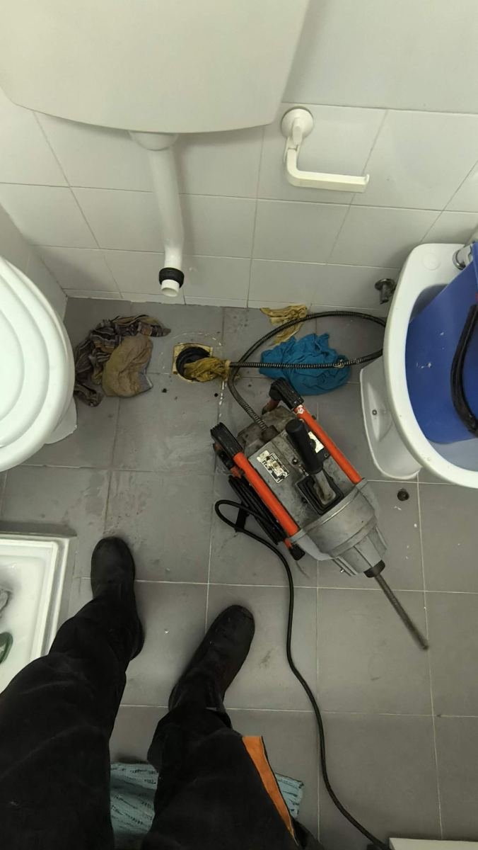 Máquina elétrica de molas a trabalhar numa casa de banho